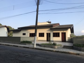 Casa p/ Loca��o- 5 Dormit�rios- Cond Arujazinho IV