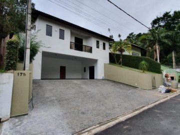 Casa com 3 dormit�rios, sendo 2 suites com Churrasqueira